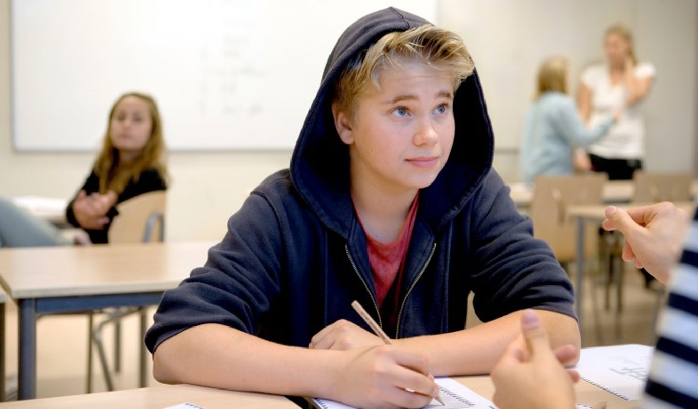 Foto: NTB scanpix Credit: Oslo kommune Elev i klasserom. Ung gutt skriver.