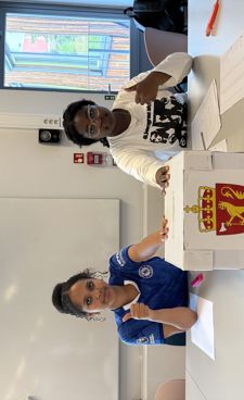 et barn som holder en boks