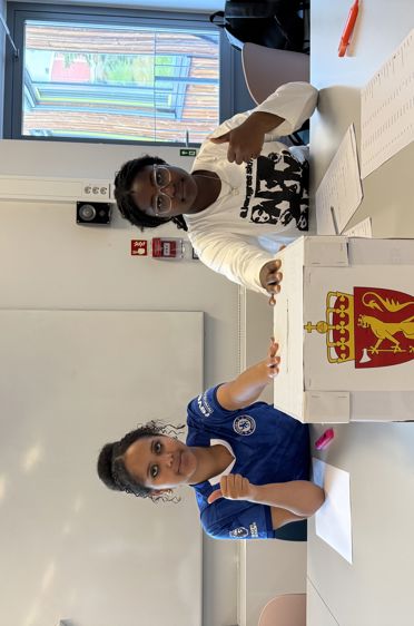 et barn som holder en boks