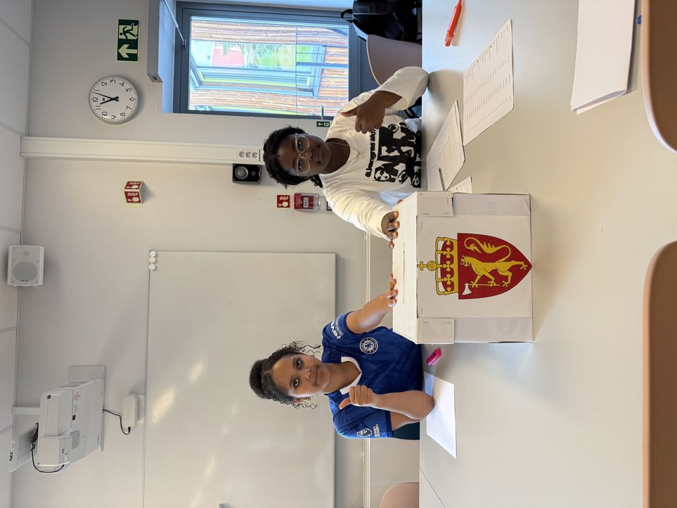 et barn som holder en boks