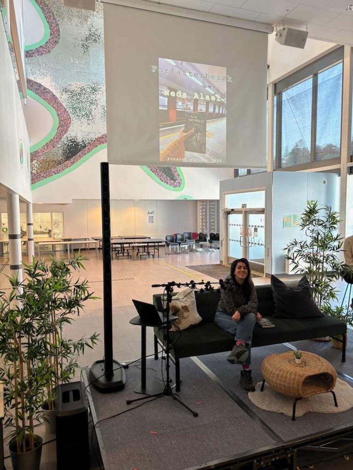 en person som sitter på en sofa en person som sitter på en sofa