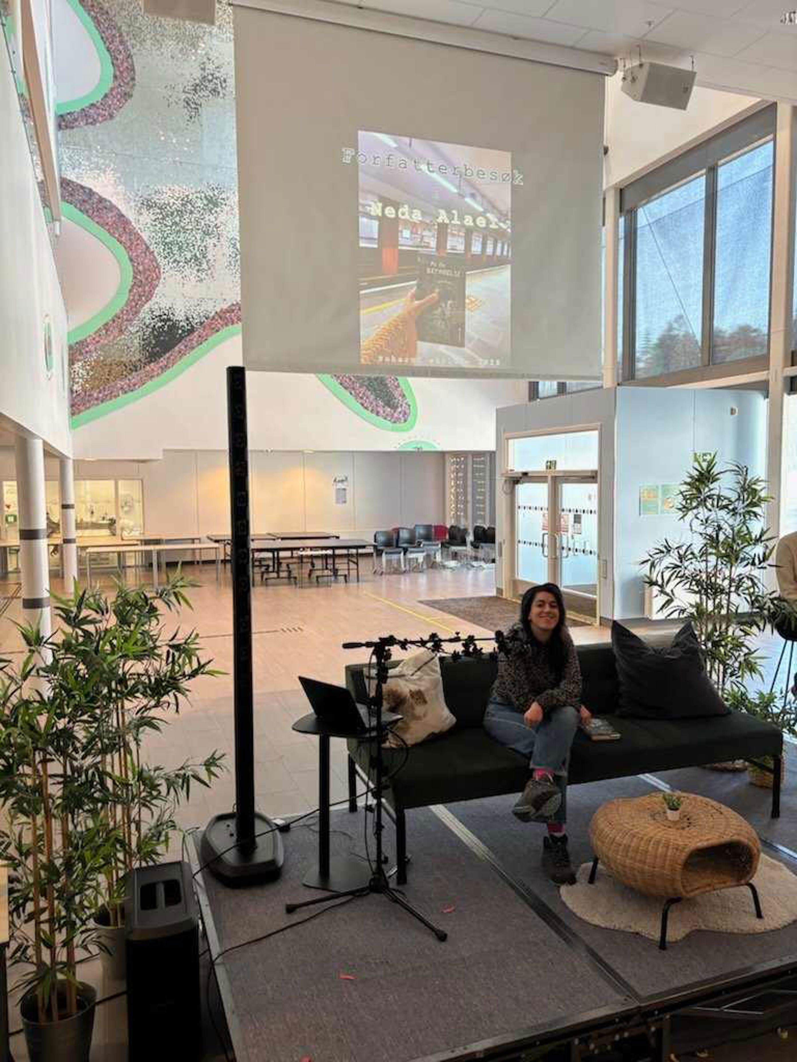 en person som sitter på en sofa en person som sitter på en sofa